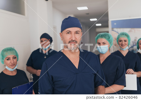 orthopedic doctor working together with his multiethnic team orthopedic doctor working together with his multiethnic team 82426046