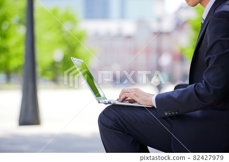 Business image of a man operating a laptop computer 82427979