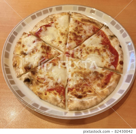 Margherita pizza with tomato and mozzarella cheese 82430042