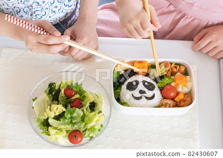 媽媽和孩子們動手製作 Kyaraben 飯盒 82430607