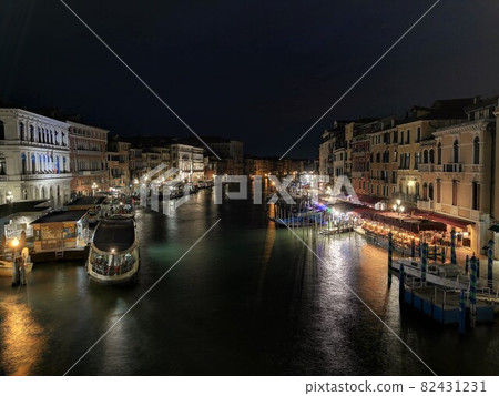 Night view from the Venetian specialty Rialto Bridge 82431231