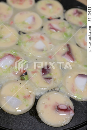 Making takoyaki with a takoyaki machine Making takoyaki with a takoyaki machine 82434314