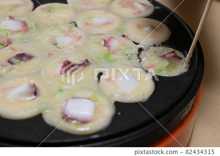 用章魚燒機做章魚燒 用章魚燒機做章魚燒 82434315