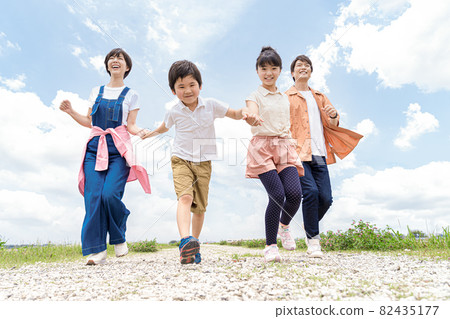 A family A family 82435177