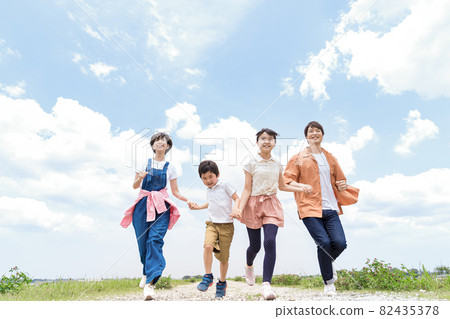 A family A family 82435378