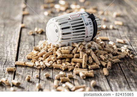 Wooden pellets and thermostatic head. 82435865