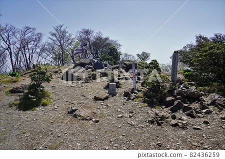 Mt. Ichifusa summit sign and triangulation point 82436259
