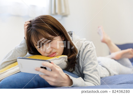 在床上看智能手機的女人 在床上看智能手機的女人 82436280