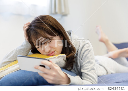 在床上看智能手機的女人 在床上看智能手機的女人 82436281