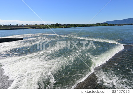 Levee water discharge Levee water discharge 82437055