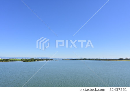 A panoramic view from the embankment of the Kiso River, a first-class river A panoramic view from the embankment of the Kiso River, a first-class river 82437261