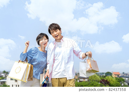 Shopping with a couple 82437358