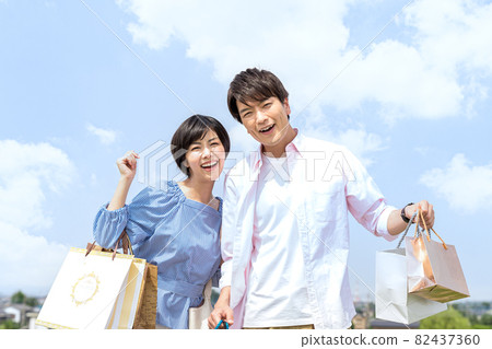 Shopping with a couple 82437360