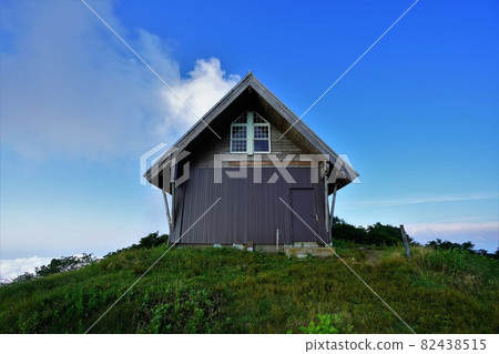 米山山頂的避難小屋和藍天 82438515