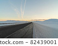 早晨雪景和道路 82439001