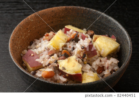 Sweet potato rice with miscellaneous grains Sweet potato rice with miscellaneous grains 82440451