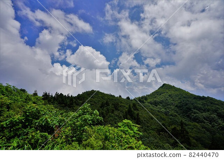 三神倉山山徑的山峰、藍天和雲彩 三神倉山山徑的山峰、藍天和雲彩 82440470