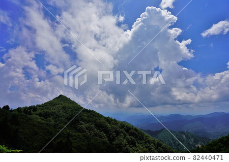 三神倉山山徑的山峰、藍天和雲彩 三神倉山山徑的山峰、藍天和雲彩 82440471