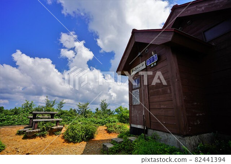 Awagatake's Tozawa Hutte and blue sky 82441394