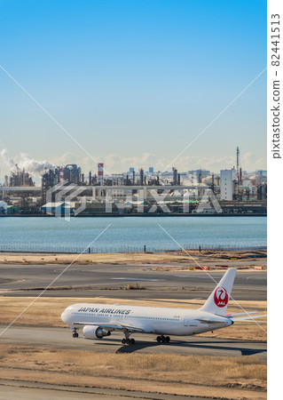 [JAL aircraft taxiing at Haneda Airport Terminal 1] 82441513
