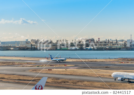 [Haneda Airport Terminal 1 Tire Smoke at ANA Aircraft Landing] 82441517