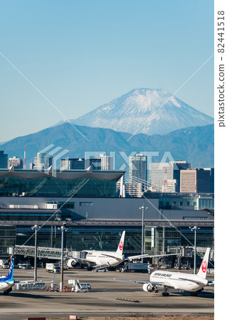[Mt. Fuji and airplane at Haneda Airport Terminal 1] 82441518