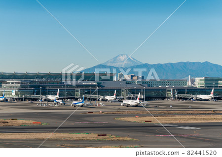 [Mt. Fuji and airplane at Haneda Airport Terminal 1] 82441520