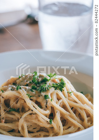 奶油意大利面午餐圖像垂直切割 奶油意大利面午餐圖像垂直切割 82444272