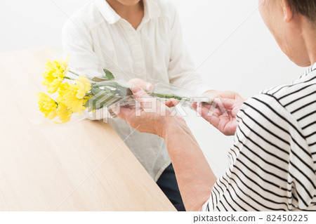 孩子們獻花 孩子們獻花 82450225