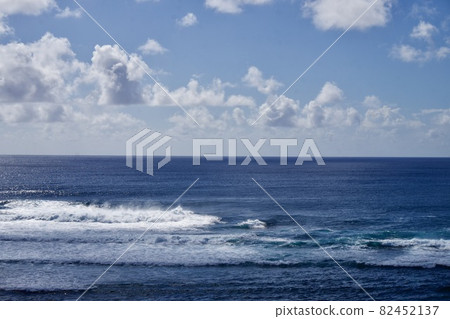 Miyakojima, Okinawa Prefecture Horizon and swell of the open ocean Miyakojima, Okinawa Prefecture Horizon and swell of the open ocean 82452137