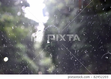 雨滴落在擋風玻璃上 82452203