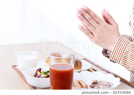Woman eating breakfast [Parts cut] 82454066