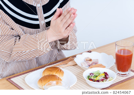 Woman eating breakfast [Parts cut] 82454067