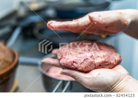 孩子們幫助製作漢堡包 82454123