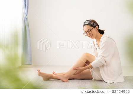 身體護理年輕女人 82454963