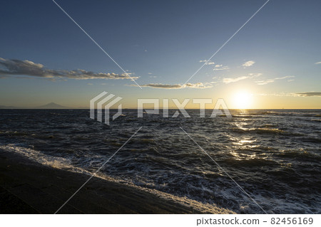 霧霾中從御前崎和富士山看日出 82456169