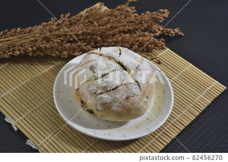 新鮮烤好的歐式麵包 82456270