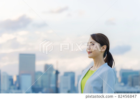 遠眺城市前方的女人 遠眺城市前方的女人 82456847