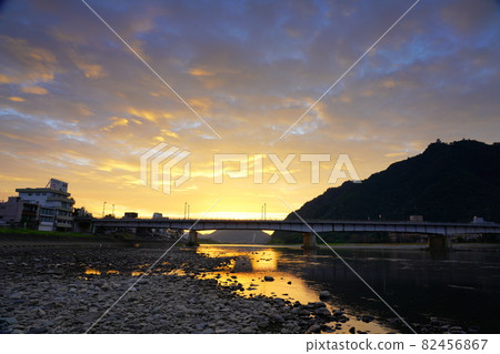 Nagara Bridge and Mt. Kinka in the autumn sunrise Nagara Bridge and Mt. Kinka in the autumn sunrise 82456867