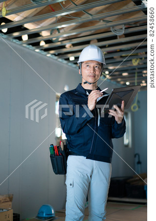 Male worker looking at a tablet 82458660