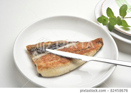 烤新鮮美味的虱目魚 烤新鮮美味的虱目魚 82458676