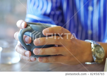一個人在杯子裡喝飲料 一個人在杯子裡喝飲料 82458783