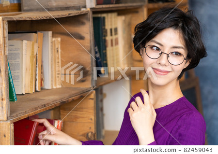 Woman reading image Woman reading image 82459043