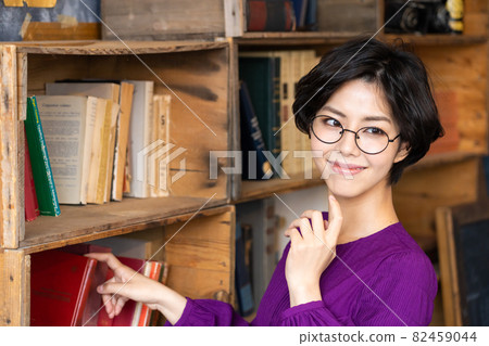 Woman reading image Woman reading image 82459044