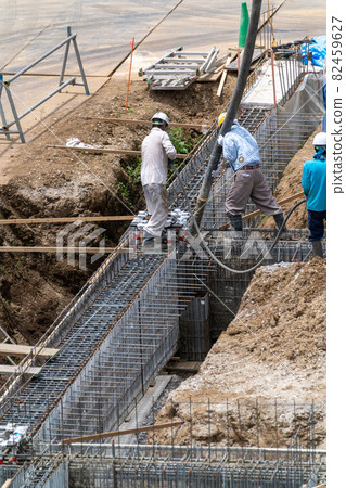 Building concrete driving rod-shaped vibrator pillar driving 82459627