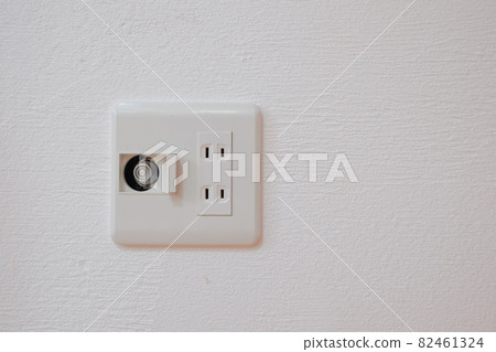 灰泥牆上的煤氣龍頭和出口 82461324