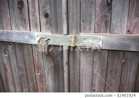 鎖附在舊木門的鎖上 82461924