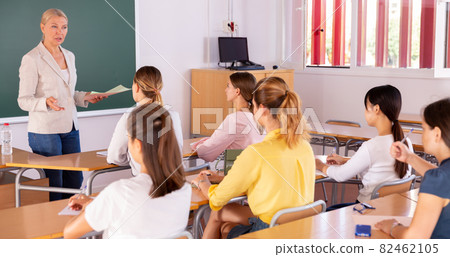 Female teacher lecturing to students 82462105