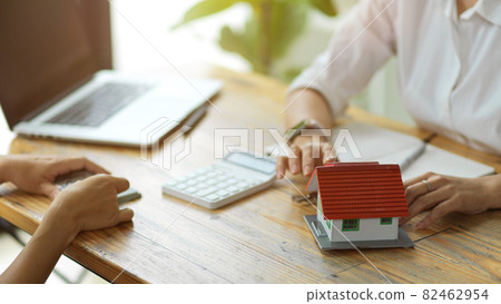 The real estate agent draws up a house contract after the client has paid the house deposit The real estate agent draws up a house contract after the client has paid the house deposit 82462954