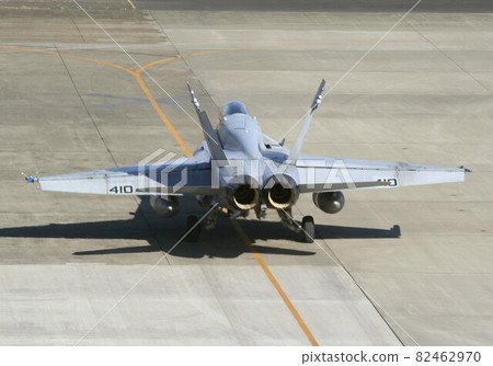 US Navy aircraft carrier-based aircraft F / A-18C Hornet fighter-bomber gliding on the ground 82462970